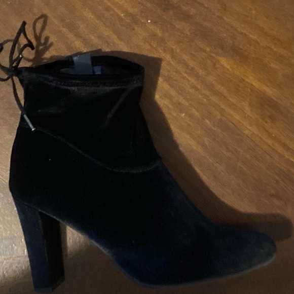 Ladies Size 8.5 Libby Edelman “Justine” Black 3 1/2” Bootie With Soft Satin Feel - Picture 10 of 17